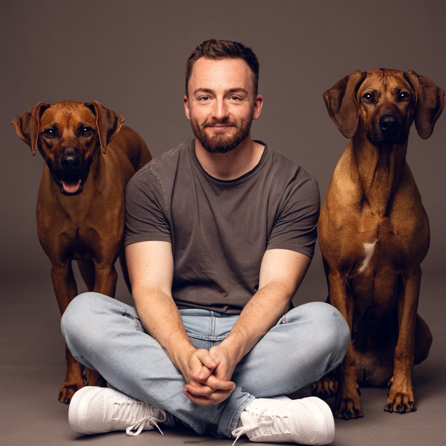 Max Pothmann mit seinen Ridgebacks Abby und Malia im Studio